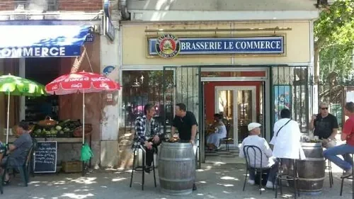La terrasse du bar-restaurant Le Commerce, en face de la brocante